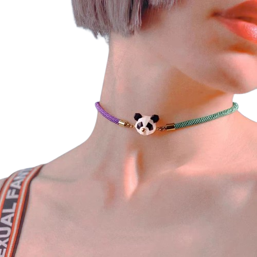Collar Panda, en bloques de color, estilo deportivo y moderno.